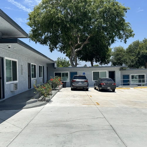 Fountain Inn Motel common area with seating